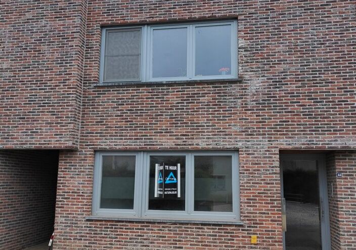 Onmiddellijk beschikbaar!
Leuk gelijkvloers appartement met 1 slaapkamer. Het appartement heeft een bewoonbare oppervlakte van 56 m&sup2;. Dit appartement bestaat uit een inkomhal, een ruime woonkamer en open keuken. Verder is er een badkamer, apart toilet en