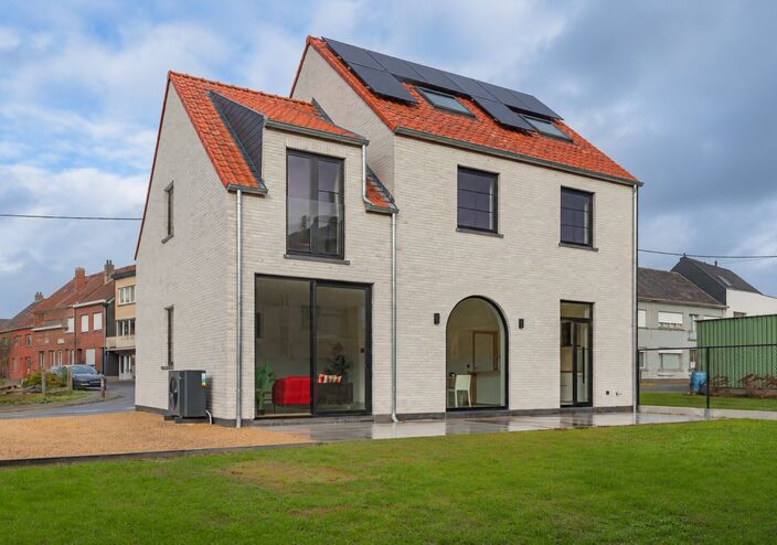 Ontdek deze moderne nieuwbouw in Affligem, ideaal voor gezinnen of wie op zoek is naar een hedendaags en ruim huis. Met een woonoppervlakte van 244,29 m&sup2; biedt deze woning drie ruime slaapkamers en twee stijlvolle badkamer, perfect om tot rust te komen. 