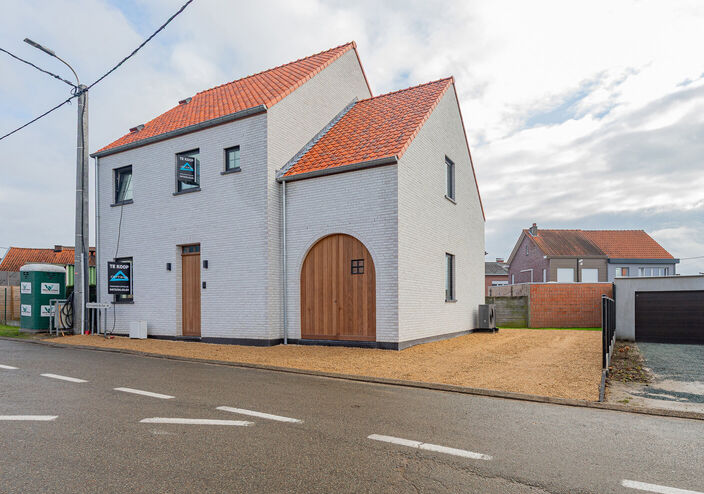 Ontdek deze moderne nieuwbouw in Affligem, ideaal voor gezinnen of wie op zoek is naar een hedendaags en ruim huis. Met een woonoppervlakte van 244,29 m&sup2; biedt deze woning drie ruime slaapkamers en twee stijlvolle badkamer, perfect om tot rust te komen. 