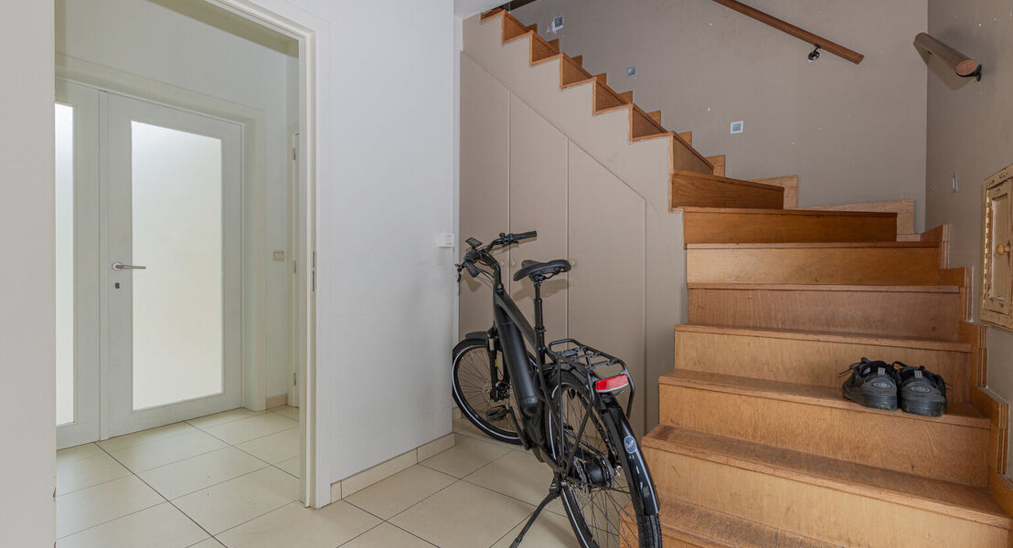 In het hartje van Opstal kan U deze 2 duplex-appartementen terugvinden. De gelijkvloerse duplex is zeer ruim en door de grote ramen is er veel inval van natuurlijk licht. De uitgebreide keuken zorgt ervoor dat U heerlijke gerechten kan klaar maken. Op de