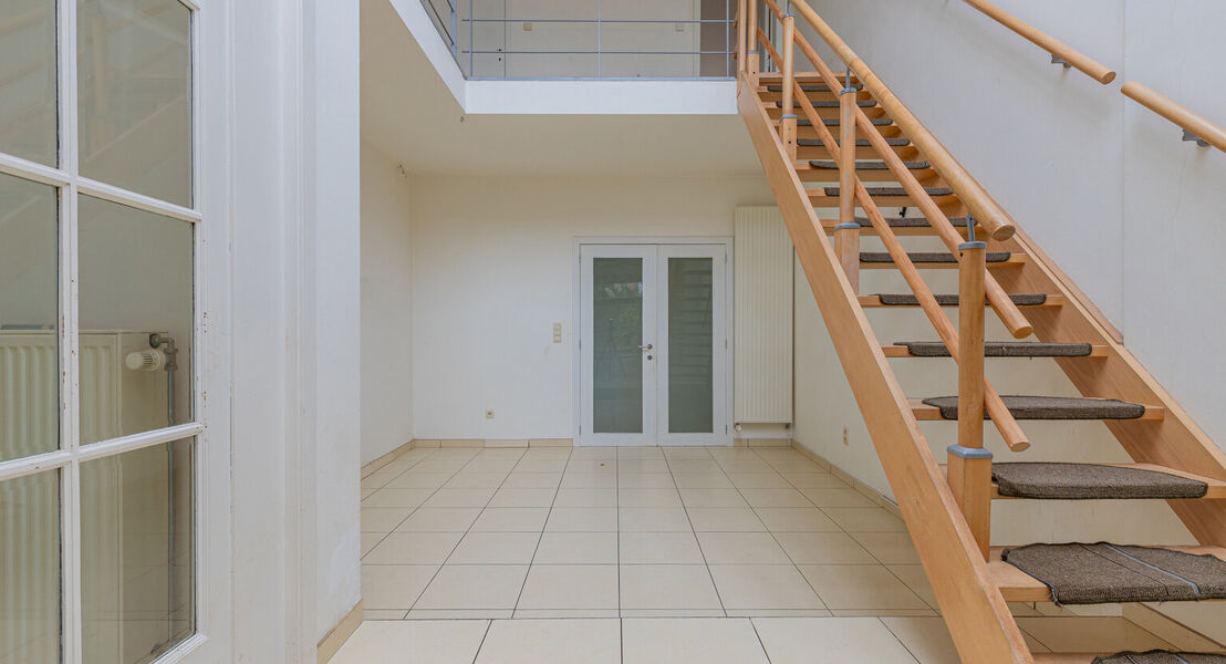 In het hartje van Opstal kan U deze 2 duplex-appartementen terugvinden. De gelijkvloerse duplex is zeer ruim en door de grote ramen is er veel inval van natuurlijk licht. De uitgebreide keuken zorgt ervoor dat U heerlijke gerechten kan klaar maken. Op de