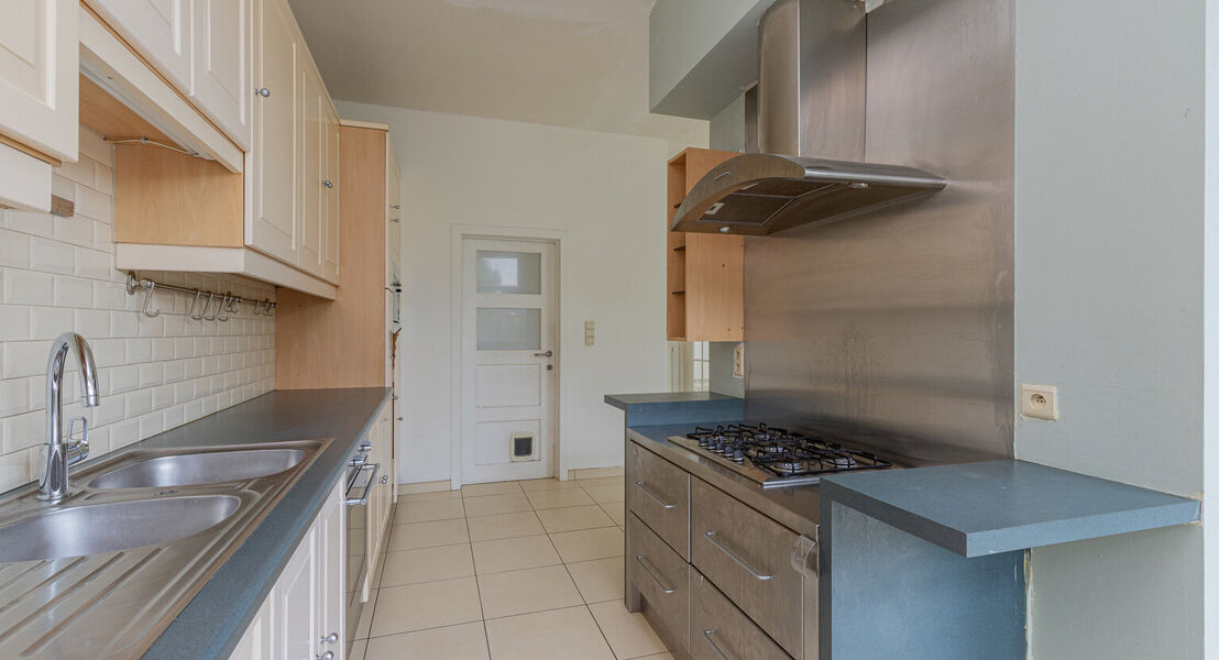 In het hartje van Opstal kan U deze 2 duplex-appartementen terugvinden. De gelijkvloerse duplex is zeer ruim en door de grote ramen is er veel inval van natuurlijk licht. De uitgebreide keuken zorgt ervoor dat U heerlijke gerechten kan klaar maken. Op de