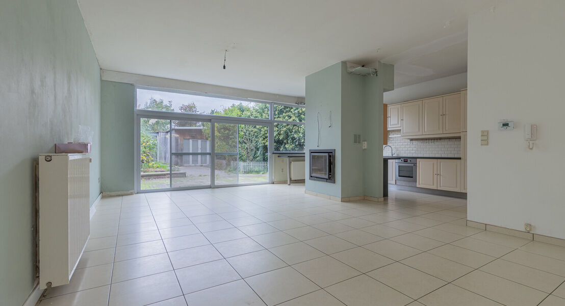 In het hartje van Opstal kan U deze 2 duplex-appartementen terugvinden. De gelijkvloerse duplex is zeer ruim en door de grote ramen is er veel inval van natuurlijk licht. De uitgebreide keuken zorgt ervoor dat U heerlijke gerechten kan klaar maken. Op de