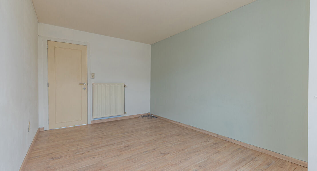 In het hartje van Opstal kan U deze 2 duplex-appartementen terugvinden. De gelijkvloerse duplex is zeer ruim en door de grote ramen is er veel inval van natuurlijk licht. De uitgebreide keuken zorgt ervoor dat U heerlijke gerechten kan klaar maken. Op de