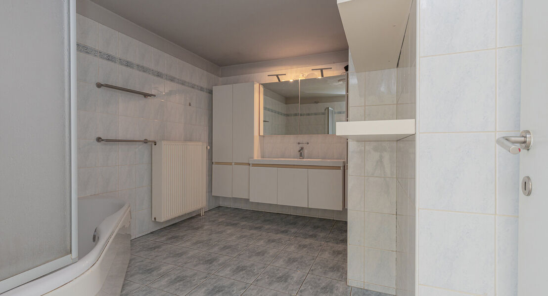 In het hartje van Opstal kan U deze 2 duplex-appartementen terugvinden. De gelijkvloerse duplex is zeer ruim en door de grote ramen is er veel inval van natuurlijk licht. De uitgebreide keuken zorgt ervoor dat U heerlijke gerechten kan klaar maken. Op de