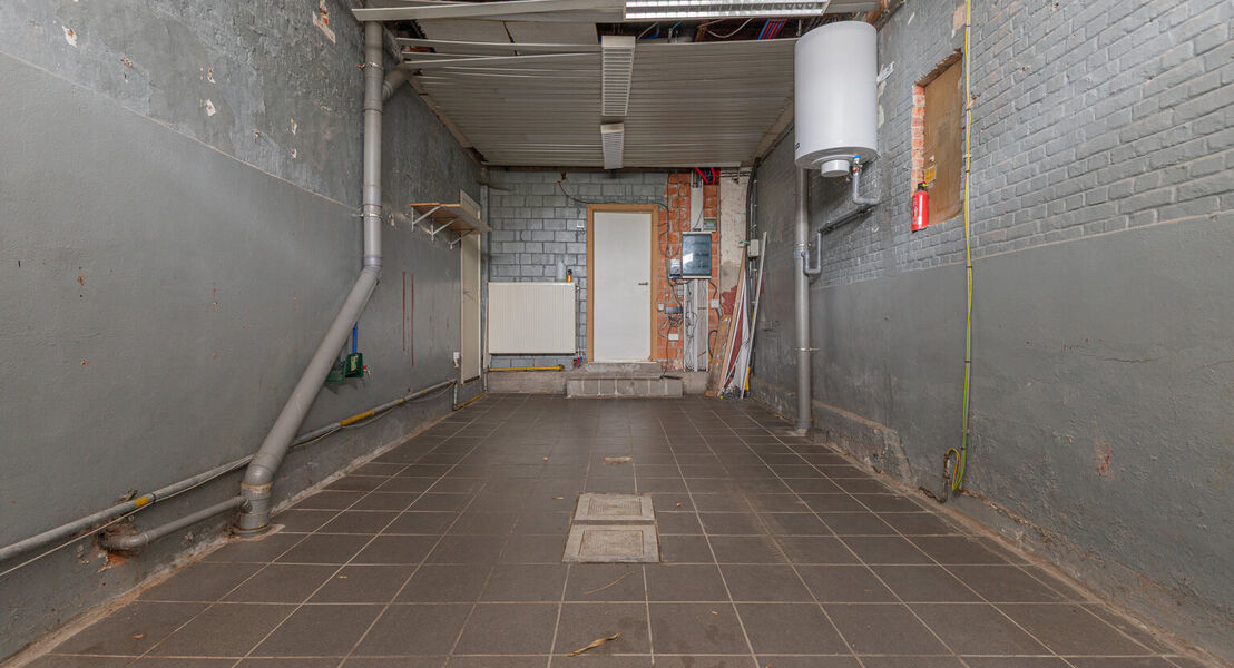 In het hartje van Opstal kan U deze 2 duplex-appartementen terugvinden. De gelijkvloerse duplex is zeer ruim en door de grote ramen is er veel inval van natuurlijk licht. De uitgebreide keuken zorgt ervoor dat U heerlijke gerechten kan klaar maken. Op de