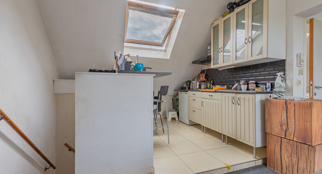 In het hartje van Opstal kan U deze 2 duplex-appartementen terugvinden. De gelijkvloerse duplex is zeer ruim en door de grote ramen is er veel inval van natuurlijk licht. De uitgebreide keuken zorgt ervoor dat U heerlijke gerechten kan klaar maken. Op de