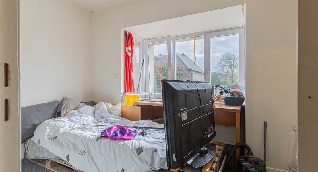 In het hartje van Opstal kan U deze 2 duplex-appartementen terugvinden. De gelijkvloerse duplex is zeer ruim en door de grote ramen is er veel inval van natuurlijk licht. De uitgebreide keuken zorgt ervoor dat U heerlijke gerechten kan klaar maken. Op de