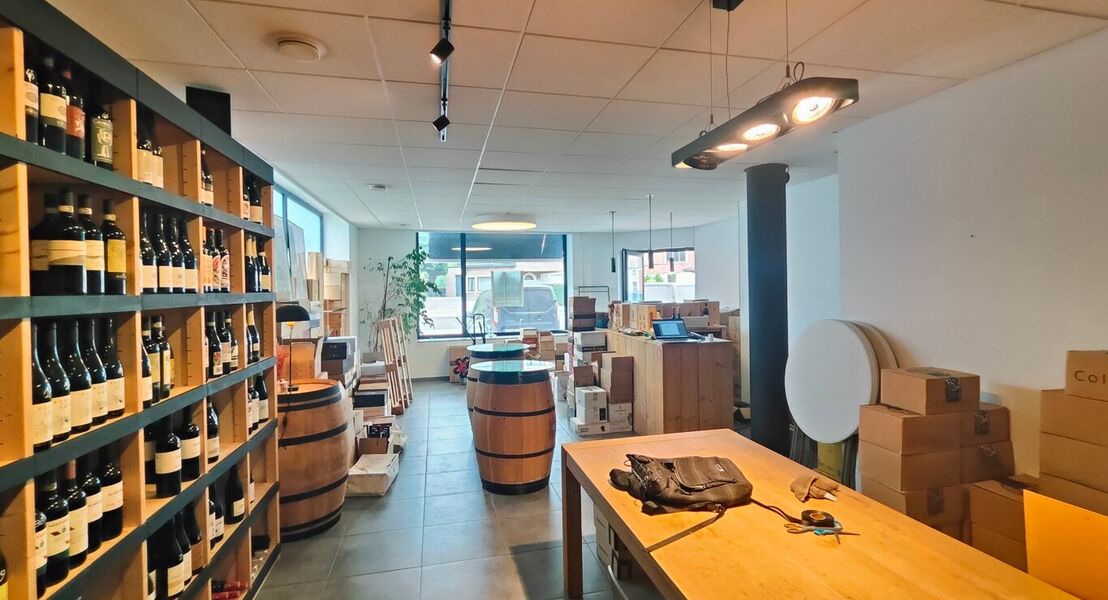 Goed gelegen handelsruimte vlakbij het centrum van Asse en andere handelszaken. Mogelijkheid dit te gebruiken als kantoor, showroom, praktijkruimte,... 
Voor het gebouw zijn er staanplaatsen voorzien. Binnen vinden we ook nog 2 toiletten, berging (stockag