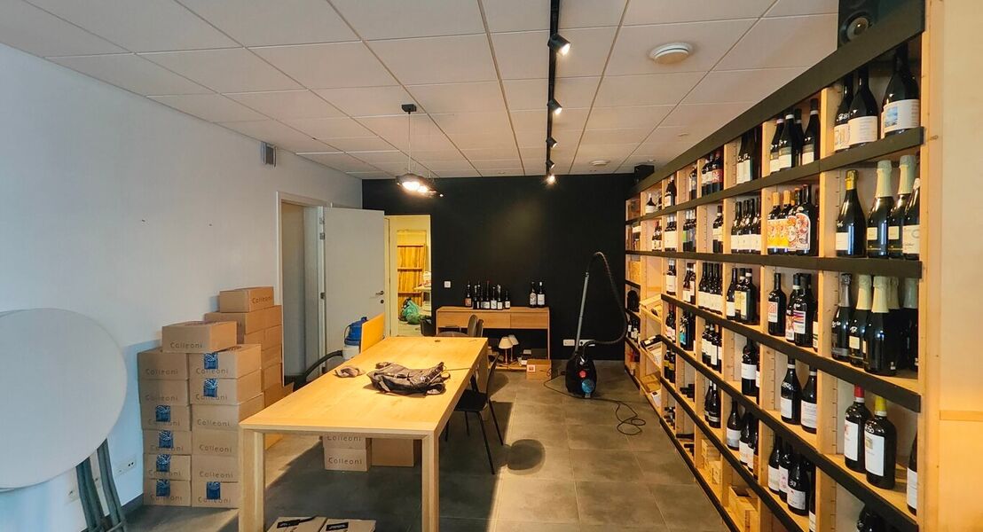 Goed gelegen handelsruimte vlakbij het centrum van Asse en andere handelszaken. Mogelijkheid dit te gebruiken als kantoor, showroom, praktijkruimte,... 
Voor het gebouw zijn er staanplaatsen voorzien. Binnen vinden we ook nog 2 toiletten, berging (stockag