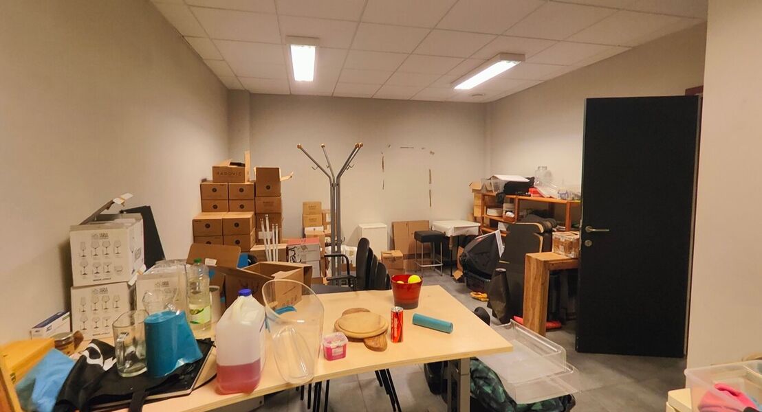 Goed gelegen handelsruimte vlakbij het centrum van Asse en andere handelszaken. Mogelijkheid dit te gebruiken als kantoor, showroom, praktijkruimte,... 
Voor het gebouw zijn er staanplaatsen voorzien. Binnen vinden we ook nog 2 toiletten, berging (stockag