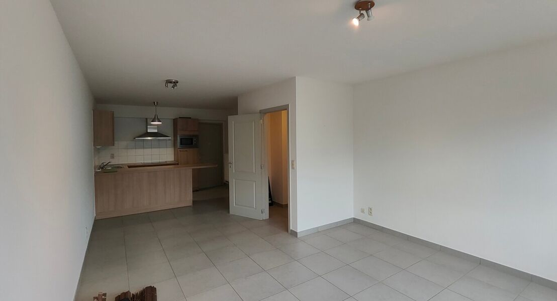 Onmiddellijk beschikbaar!
Leuk gelijkvloers appartement met 1 slaapkamer. Het appartement heeft een bewoonbare oppervlakte van 56 m&sup2;. Dit appartement bestaat uit een inkomhal, een ruime woonkamer en open keuken. Verder is er een badkamer, apart toilet en