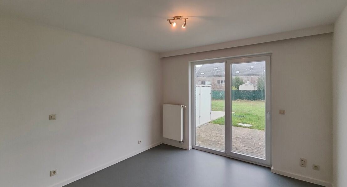 Onmiddellijk beschikbaar!
Leuk gelijkvloers appartement met 1 slaapkamer. Het appartement heeft een bewoonbare oppervlakte van 56 m&sup2;. Dit appartement bestaat uit een inkomhal, een ruime woonkamer en open keuken. Verder is er een badkamer, apart toilet en