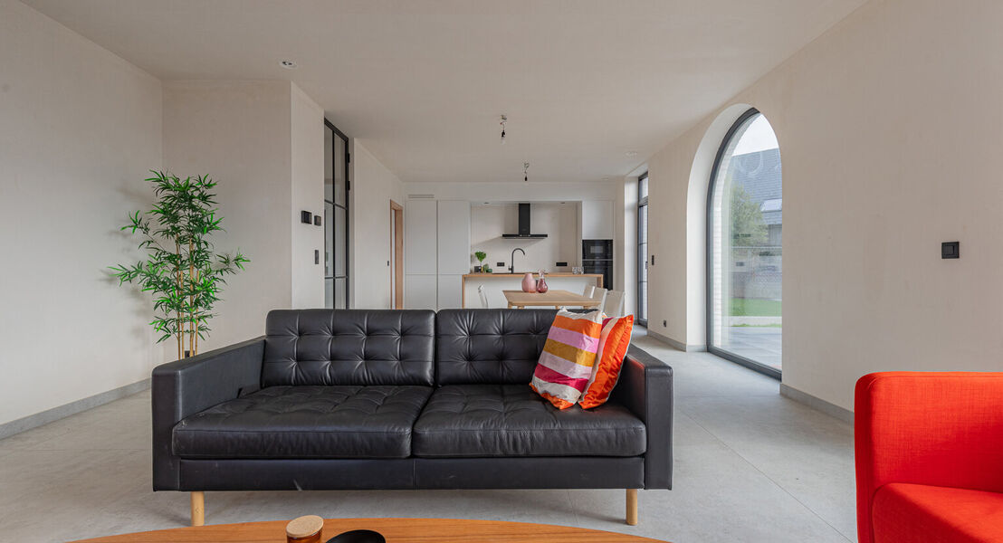 Ontdek deze moderne nieuwbouw in Affligem, ideaal voor gezinnen of wie op zoek is naar een hedendaags en ruim huis. Met een woonoppervlakte van 244,29 m&sup2; biedt deze woning drie ruime slaapkamers en twee stijlvolle badkamer, perfect om tot rust te komen. 