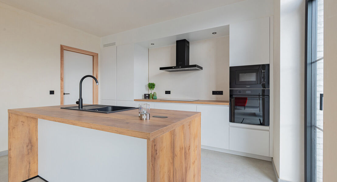 Ontdek deze moderne nieuwbouw in Affligem, ideaal voor gezinnen of wie op zoek is naar een hedendaags en ruim huis. Met een woonoppervlakte van 244,29 m&sup2; biedt deze woning drie ruime slaapkamers en twee stijlvolle badkamer, perfect om tot rust te komen. 