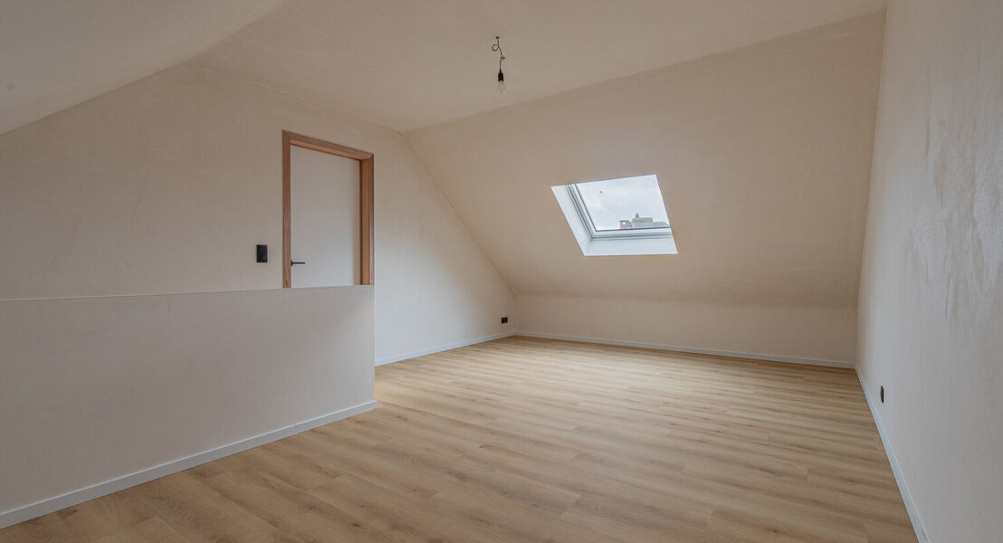Ontdek deze moderne nieuwbouw in Affligem, ideaal voor gezinnen of wie op zoek is naar een hedendaags en ruim huis. Met een woonoppervlakte van 244,29 m&sup2; biedt deze woning drie ruime slaapkamers en twee stijlvolle badkamer, perfect om tot rust te komen. 