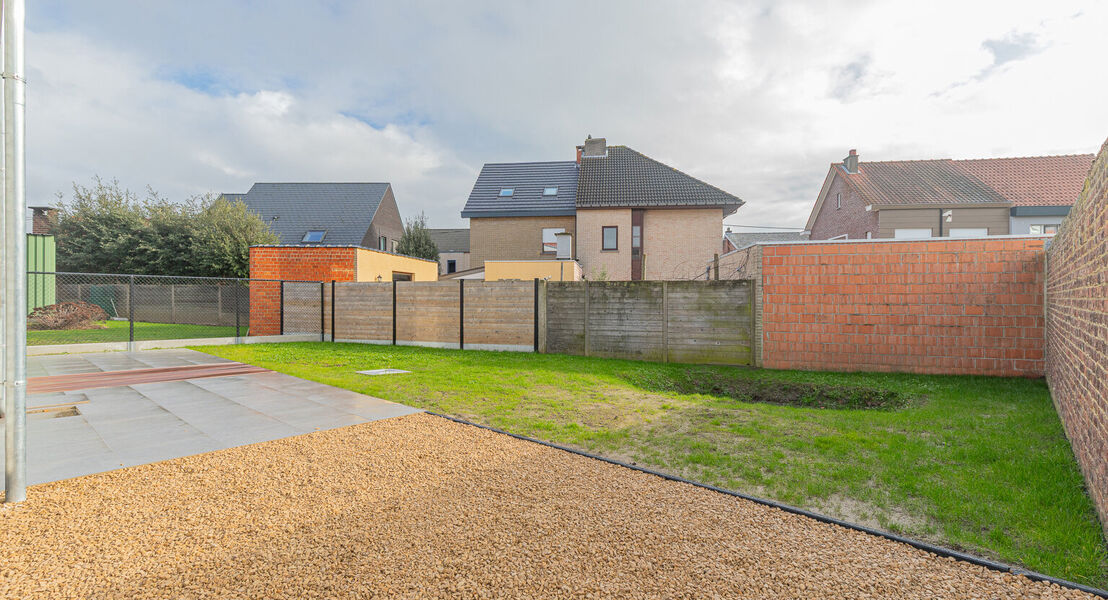 Ontdek deze moderne nieuwbouw in Affligem, ideaal voor gezinnen of wie op zoek is naar een hedendaags en ruim huis. Met een woonoppervlakte van 244,29 m&sup2; biedt deze woning drie ruime slaapkamers en twee stijlvolle badkamer, perfect om tot rust te komen. 