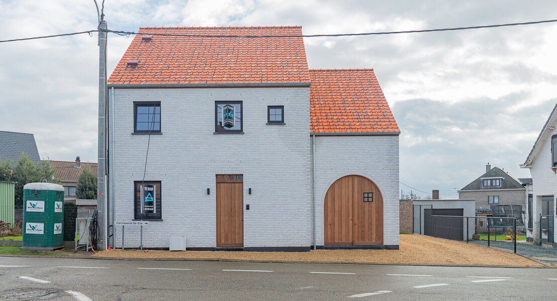 Ontdek deze moderne nieuwbouw in Affligem, ideaal voor gezinnen of wie op zoek is naar een hedendaags en ruim huis. Met een woonoppervlakte van 244,29 m&sup2; biedt deze woning drie ruime slaapkamers en twee stijlvolle badkamer, perfect om tot rust te komen. 