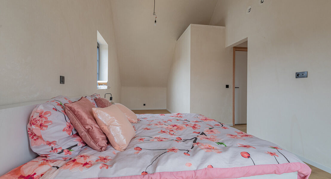 Ontdek deze moderne nieuwbouw in Affligem, ideaal voor gezinnen of wie op zoek is naar een hedendaags en ruim huis. Met een woonoppervlakte van 244,29 m&sup2; biedt deze woning drie ruime slaapkamers en twee stijlvolle badkamer, perfect om tot rust te komen. 