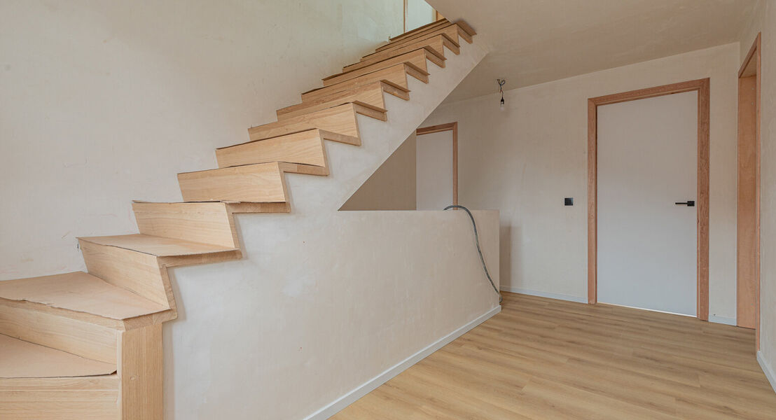 Ontdek deze moderne nieuwbouw in Affligem, ideaal voor gezinnen of wie op zoek is naar een hedendaags en ruim huis. Met een woonoppervlakte van 244,29 m&sup2; biedt deze woning drie ruime slaapkamers en twee stijlvolle badkamer, perfect om tot rust te komen. 