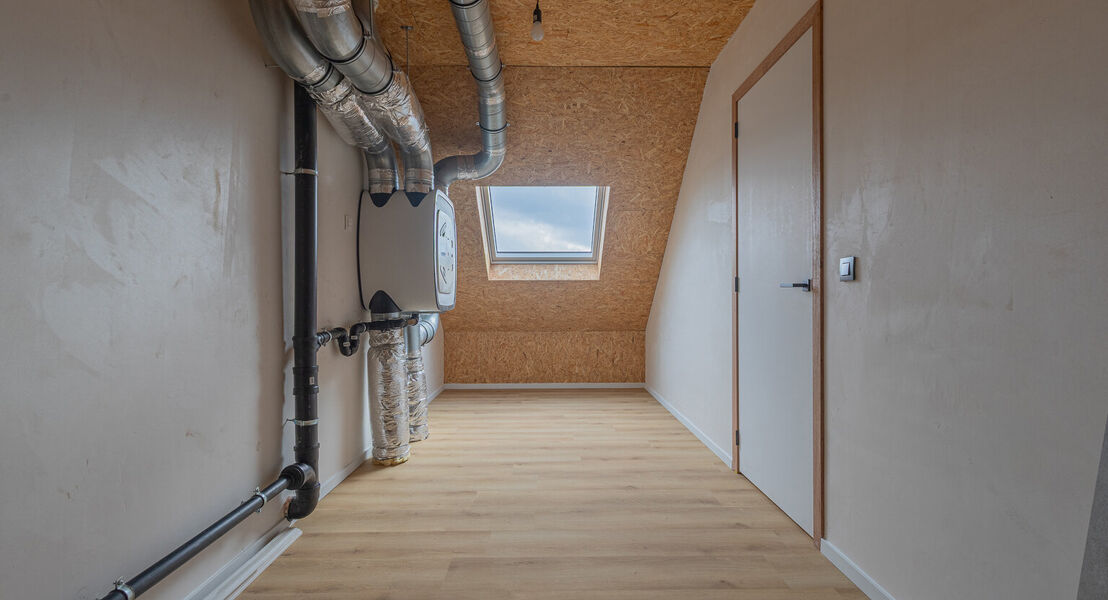 Ontdek deze moderne nieuwbouw in Affligem, ideaal voor gezinnen of wie op zoek is naar een hedendaags en ruim huis. Met een woonoppervlakte van 244,29 m&sup2; biedt deze woning drie ruime slaapkamers en twee stijlvolle badkamer, perfect om tot rust te komen. 