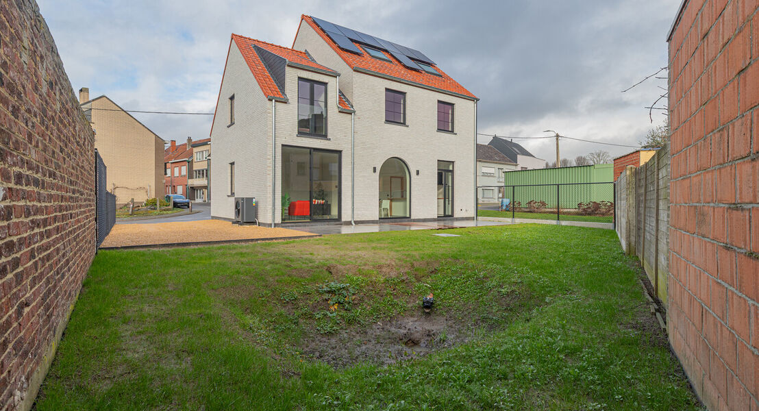 Ontdek deze moderne nieuwbouw in Affligem, ideaal voor gezinnen of wie op zoek is naar een hedendaags en ruim huis. Met een woonoppervlakte van 244,29 m&sup2; biedt deze woning drie ruime slaapkamers en twee stijlvolle badkamer, perfect om tot rust te komen. 