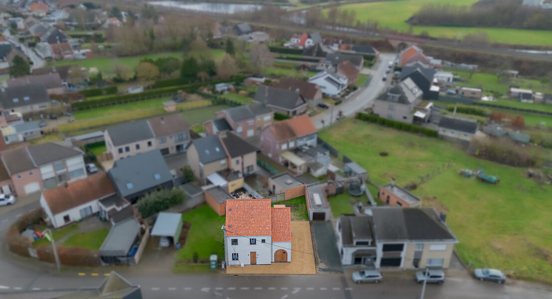 Ontdek deze moderne nieuwbouw in Affligem, ideaal voor gezinnen of wie op zoek is naar een hedendaags en ruim huis. Met een woonoppervlakte van 244,29 m&sup2; biedt deze woning drie ruime slaapkamers en twee stijlvolle badkamer, perfect om tot rust te komen. 