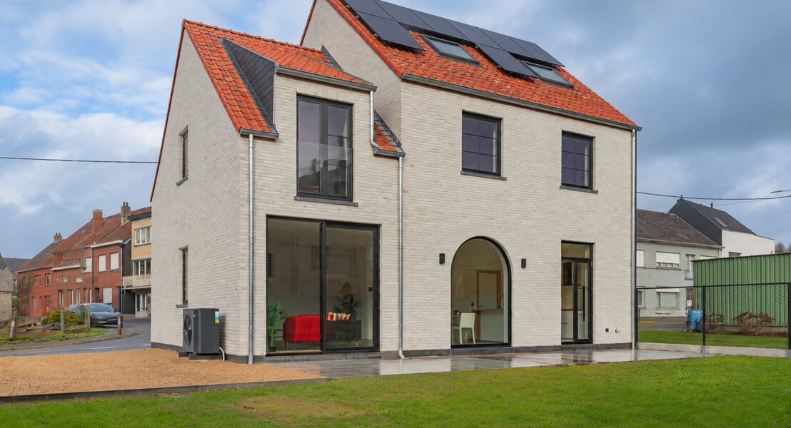 Ontdek deze moderne nieuwbouw in Affligem, ideaal voor gezinnen of wie op zoek is naar een hedendaags en ruim huis. Met een woonoppervlakte van 244,29 m&sup2; biedt deze woning drie ruime slaapkamers en twee stijlvolle badkamer, perfect om tot rust te komen. 
