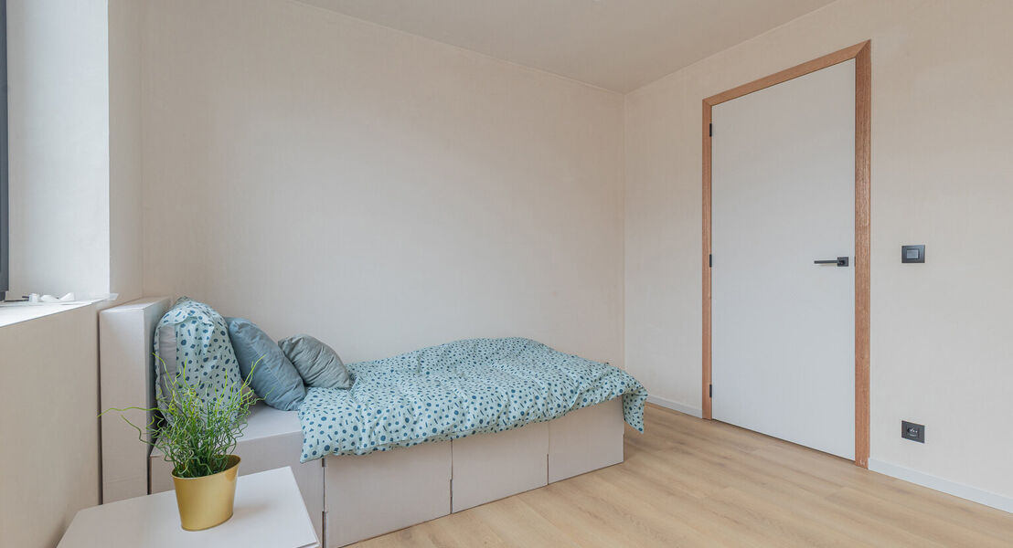 Ontdek deze moderne nieuwbouw in Affligem, ideaal voor gezinnen of wie op zoek is naar een hedendaags en ruim huis. Met een woonoppervlakte van 244,29 m&sup2; biedt deze woning drie ruime slaapkamers en twee stijlvolle badkamer, perfect om tot rust te komen. 