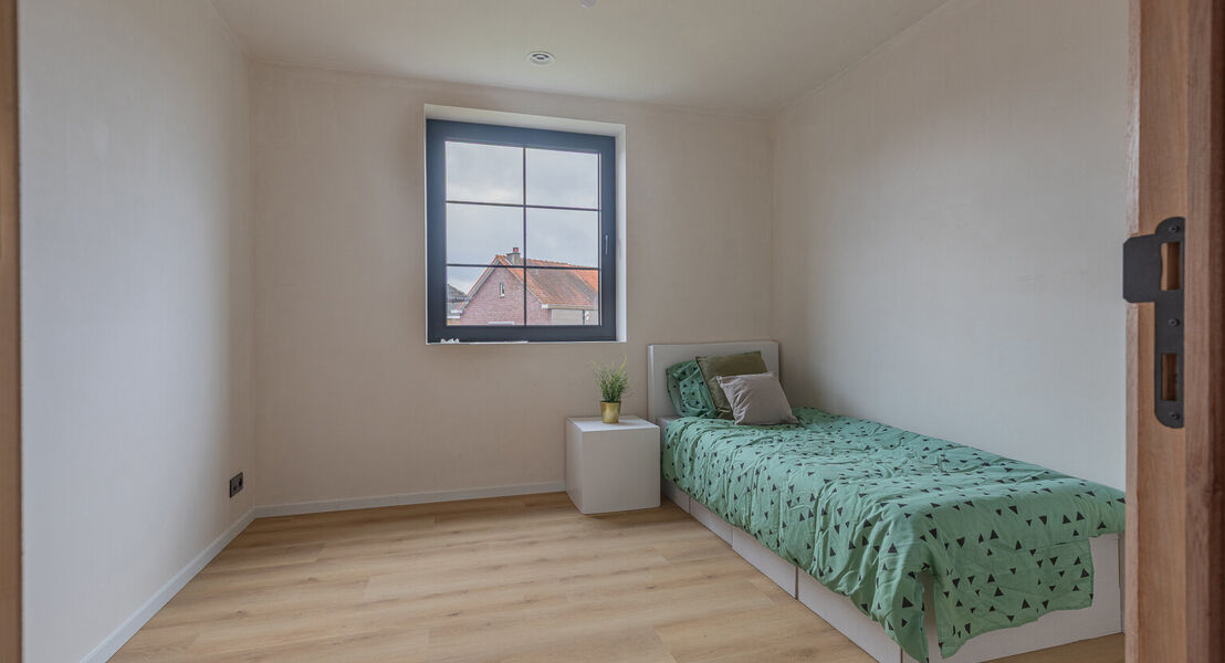Ontdek deze moderne nieuwbouw in Affligem, ideaal voor gezinnen of wie op zoek is naar een hedendaags en ruim huis. Met een woonoppervlakte van 244,29 m&sup2; biedt deze woning drie ruime slaapkamers en twee stijlvolle badkamer, perfect om tot rust te komen. 
