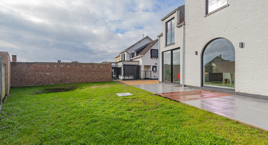 Ontdek deze moderne nieuwbouw in Affligem, ideaal voor gezinnen of wie op zoek is naar een hedendaags en ruim huis. Met een woonoppervlakte van 244,29 m&sup2; biedt deze woning drie ruime slaapkamers en twee stijlvolle badkamer, perfect om tot rust te komen. 