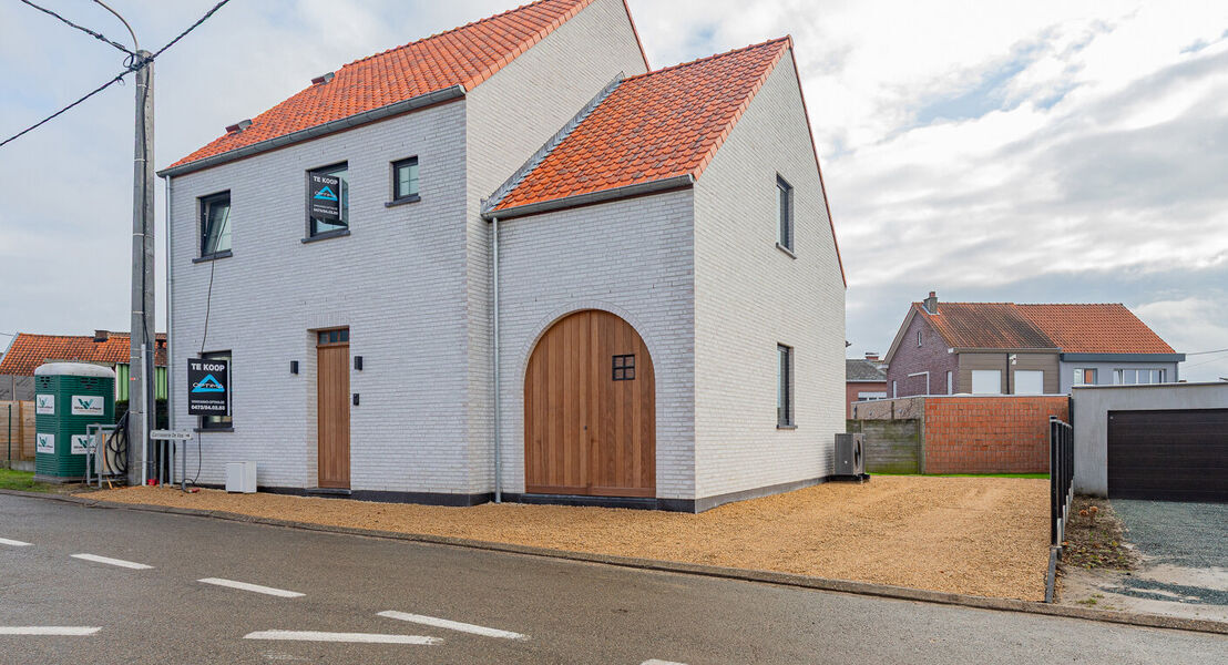 Ontdek deze moderne nieuwbouw in Affligem, ideaal voor gezinnen of wie op zoek is naar een hedendaags en ruim huis. Met een woonoppervlakte van 244,29 m&sup2; biedt deze woning drie ruime slaapkamers en twee stijlvolle badkamer, perfect om tot rust te komen. 