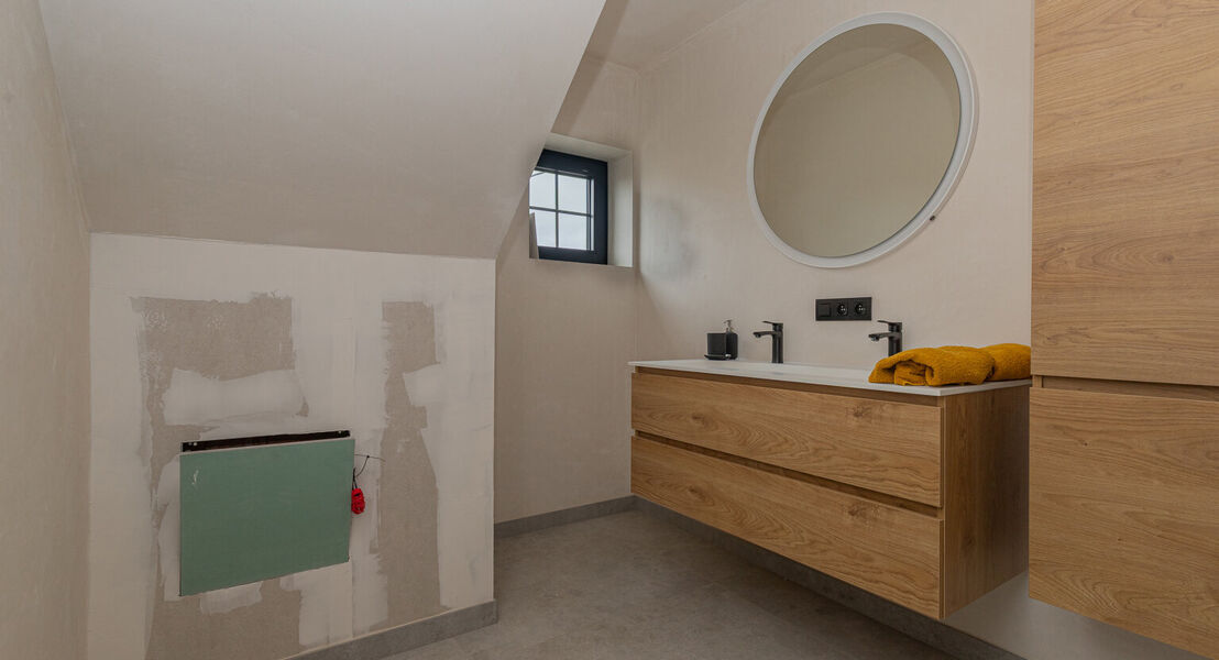 Ontdek deze moderne nieuwbouw in Affligem, ideaal voor gezinnen of wie op zoek is naar een hedendaags en ruim huis. Met een woonoppervlakte van 244,29 m&sup2; biedt deze woning drie ruime slaapkamers en twee stijlvolle badkamer, perfect om tot rust te komen. 