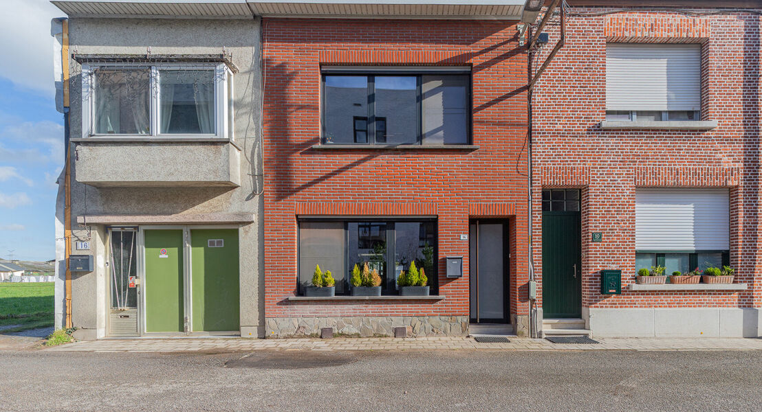 Deze woning biedt alles wat je nodig hebt voor een comfortabel gezinsleven. Op het gelijkvloers kom je binnen via een ruime inkomhal die toegang geeft tot een lichte, ruime leefruimte met bijhorende keuken waardoor alles makkelijk bij elkaar is. Verder vi