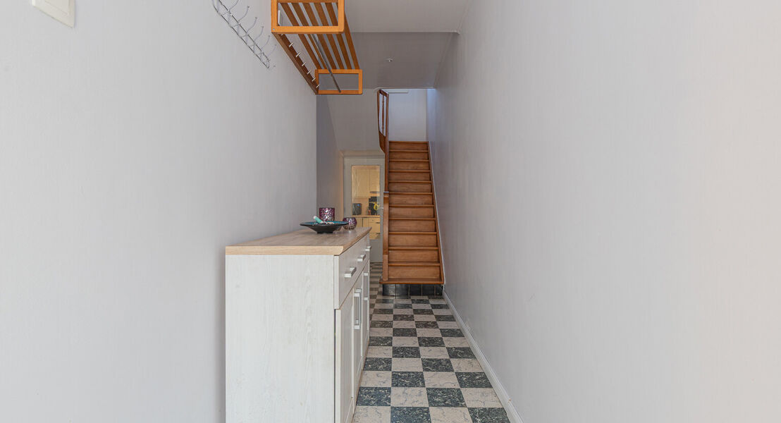 Deze woning biedt alles wat je nodig hebt voor een comfortabel gezinsleven. Op het gelijkvloers kom je binnen via een ruime inkomhal die toegang geeft tot een lichte, ruime leefruimte met bijhorende keuken waardoor alles makkelijk bij elkaar is. Verder vi