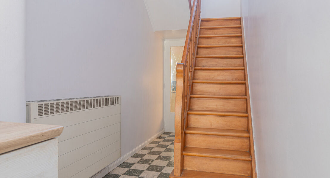 Deze woning biedt alles wat je nodig hebt voor een comfortabel gezinsleven. Op het gelijkvloers kom je binnen via een ruime inkomhal die toegang geeft tot een lichte, ruime leefruimte met bijhorende keuken waardoor alles makkelijk bij elkaar is. Verder vi