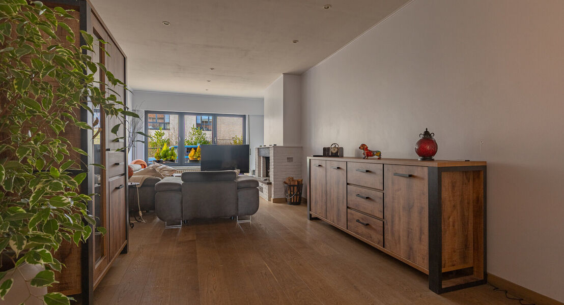 Deze woning biedt alles wat je nodig hebt voor een comfortabel gezinsleven. Op het gelijkvloers kom je binnen via een ruime inkomhal die toegang geeft tot een lichte, ruime leefruimte met bijhorende keuken waardoor alles makkelijk bij elkaar is. Verder vi