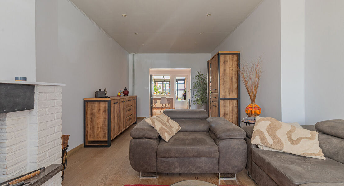 Deze woning biedt alles wat je nodig hebt voor een comfortabel gezinsleven. Op het gelijkvloers kom je binnen via een ruime inkomhal die toegang geeft tot een lichte, ruime leefruimte met bijhorende keuken waardoor alles makkelijk bij elkaar is. Verder vi