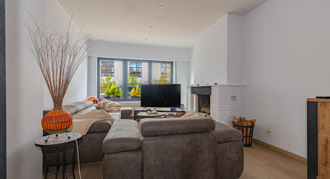 Deze woning biedt alles wat je nodig hebt voor een comfortabel gezinsleven. Op het gelijkvloers kom je binnen via een ruime inkomhal die toegang geeft tot een lichte, ruime leefruimte met bijhorende keuken waardoor alles makkelijk bij elkaar is. Verder vi