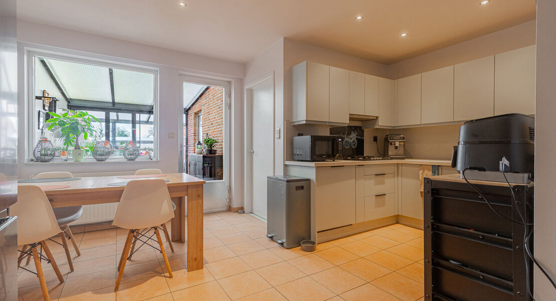 Deze woning biedt alles wat je nodig hebt voor een comfortabel gezinsleven. Op het gelijkvloers kom je binnen via een ruime inkomhal die toegang geeft tot een lichte, ruime leefruimte met bijhorende keuken waardoor alles makkelijk bij elkaar is. Verder vi