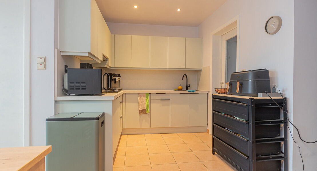 Deze woning biedt alles wat je nodig hebt voor een comfortabel gezinsleven. Op het gelijkvloers kom je binnen via een ruime inkomhal die toegang geeft tot een lichte, ruime leefruimte met bijhorende keuken waardoor alles makkelijk bij elkaar is. Verder vi