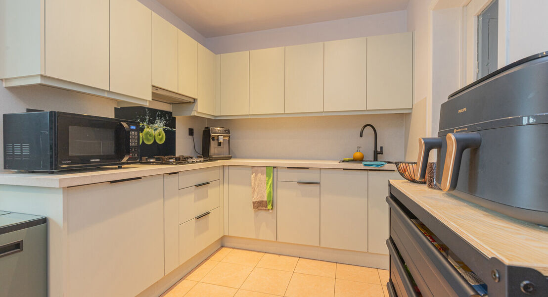 Deze woning biedt alles wat je nodig hebt voor een comfortabel gezinsleven. Op het gelijkvloers kom je binnen via een ruime inkomhal die toegang geeft tot een lichte, ruime leefruimte met bijhorende keuken waardoor alles makkelijk bij elkaar is. Verder vi