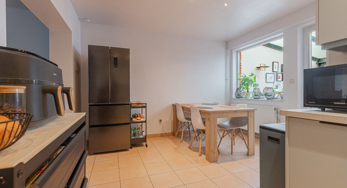 Deze woning biedt alles wat je nodig hebt voor een comfortabel gezinsleven. Op het gelijkvloers kom je binnen via een ruime inkomhal die toegang geeft tot een lichte, ruime leefruimte met bijhorende keuken waardoor alles makkelijk bij elkaar is. Verder vi