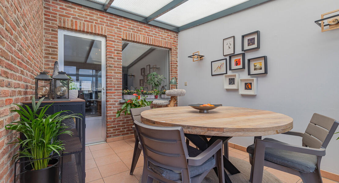 Deze woning biedt alles wat je nodig hebt voor een comfortabel gezinsleven. Op het gelijkvloers kom je binnen via een ruime inkomhal die toegang geeft tot een lichte, ruime leefruimte met bijhorende keuken waardoor alles makkelijk bij elkaar is. Verder vi