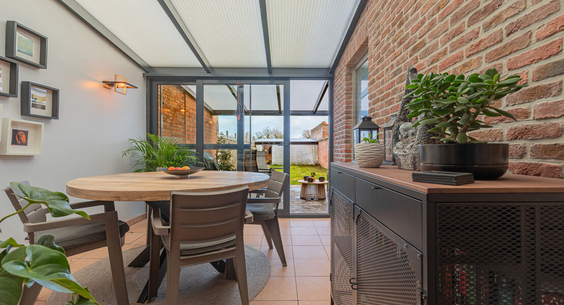 Deze woning biedt alles wat je nodig hebt voor een comfortabel gezinsleven. Op het gelijkvloers kom je binnen via een ruime inkomhal die toegang geeft tot een lichte, ruime leefruimte met bijhorende keuken waardoor alles makkelijk bij elkaar is. Verder vi