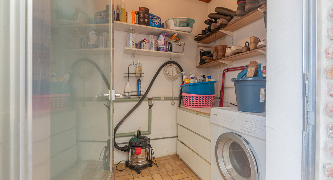 Deze woning biedt alles wat je nodig hebt voor een comfortabel gezinsleven. Op het gelijkvloers kom je binnen via een ruime inkomhal die toegang geeft tot een lichte, ruime leefruimte met bijhorende keuken waardoor alles makkelijk bij elkaar is. Verder vi