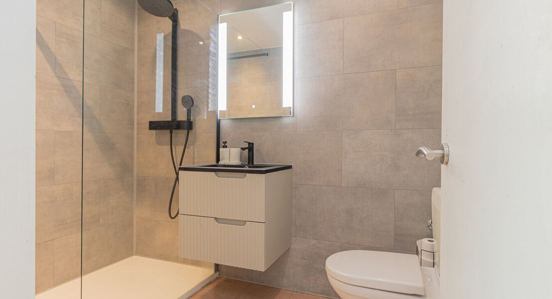 Deze woning biedt alles wat je nodig hebt voor een comfortabel gezinsleven. Op het gelijkvloers kom je binnen via een ruime inkomhal die toegang geeft tot een lichte, ruime leefruimte met bijhorende keuken waardoor alles makkelijk bij elkaar is. Verder vi