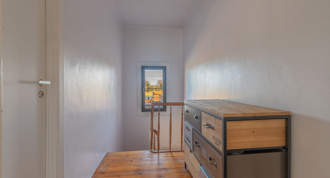 Deze woning biedt alles wat je nodig hebt voor een comfortabel gezinsleven. Op het gelijkvloers kom je binnen via een ruime inkomhal die toegang geeft tot een lichte, ruime leefruimte met bijhorende keuken waardoor alles makkelijk bij elkaar is. Verder vi