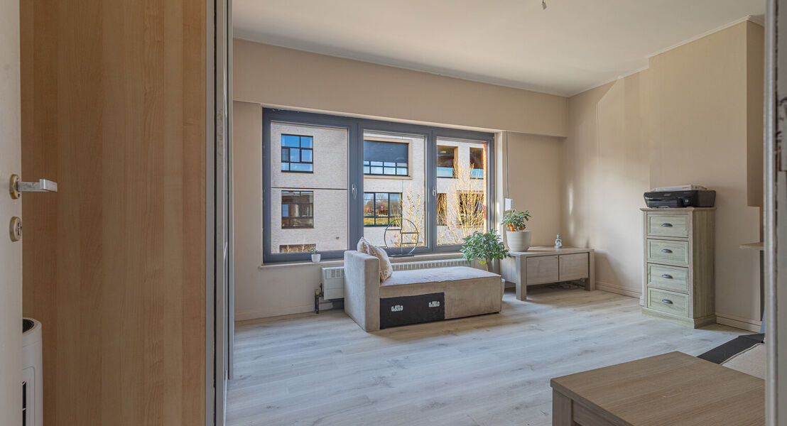 Deze woning biedt alles wat je nodig hebt voor een comfortabel gezinsleven. Op het gelijkvloers kom je binnen via een ruime inkomhal die toegang geeft tot een lichte, ruime leefruimte met bijhorende keuken waardoor alles makkelijk bij elkaar is. Verder vi