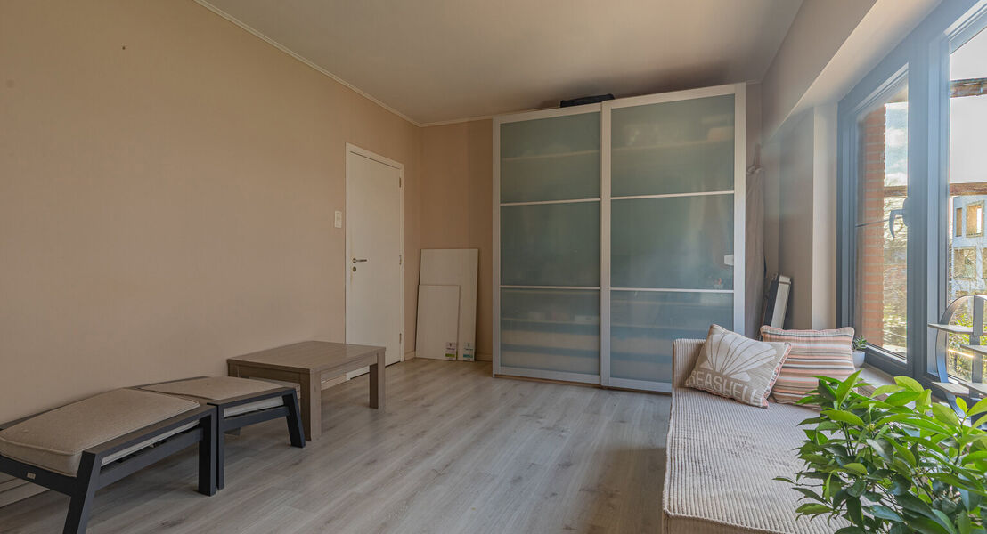 Deze woning biedt alles wat je nodig hebt voor een comfortabel gezinsleven. Op het gelijkvloers kom je binnen via een ruime inkomhal die toegang geeft tot een lichte, ruime leefruimte met bijhorende keuken waardoor alles makkelijk bij elkaar is. Verder vi